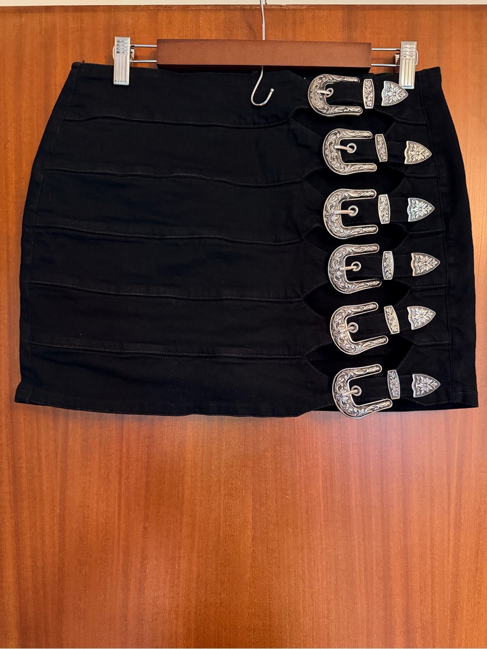 Buckle mini skirt